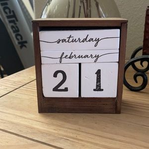 DECOCRATED Wood Tabletop Calendar